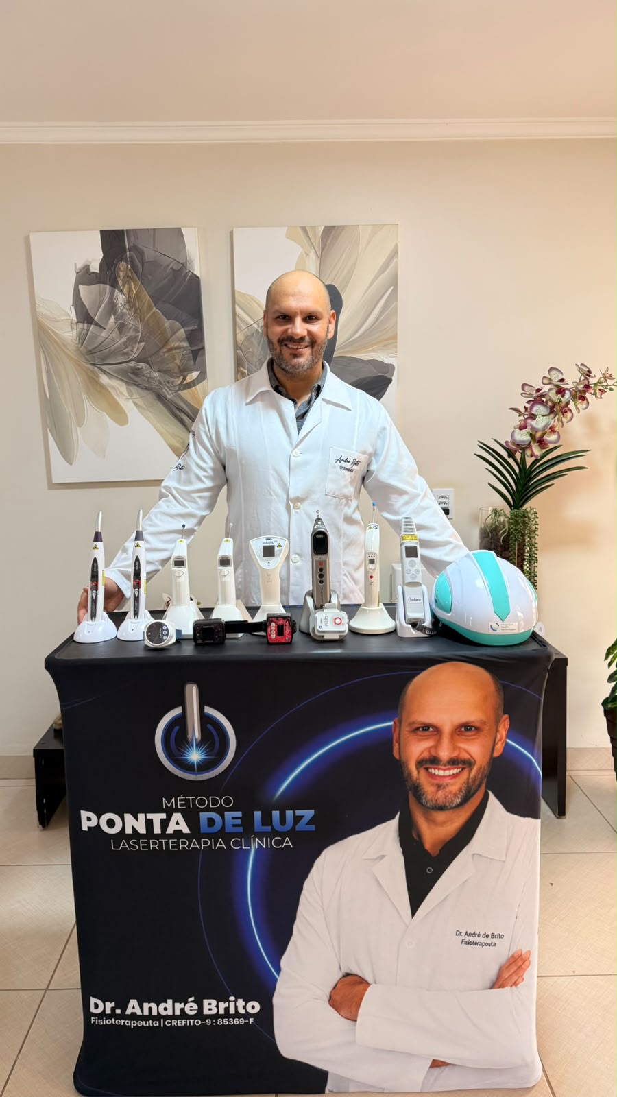 Dr. André Brito ao lado dos equipamentos de laserterapia utilizados em sua prática clínica